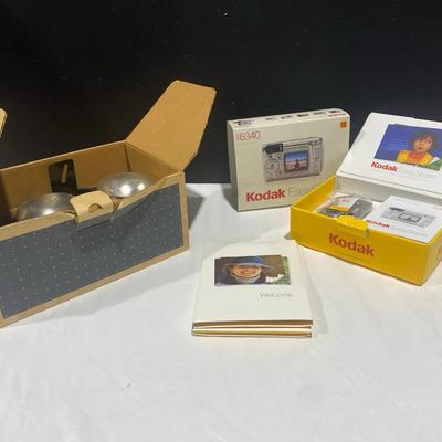 New In Box Never Used Kodak Camera DX 6340 & 2 Flood Light Bulbs