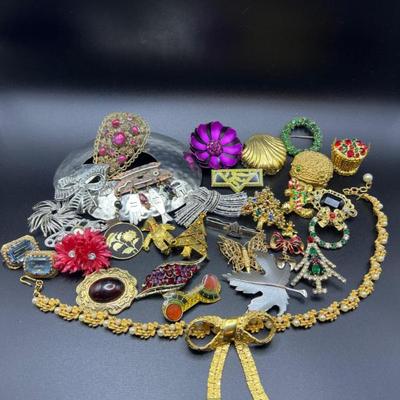 Vintage & Antique Fashion Jewelry — Rhinestones, Florals & Holiday Pin