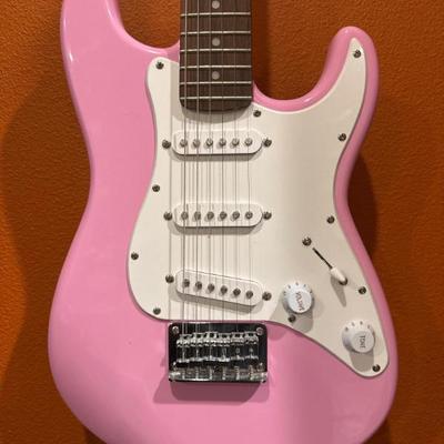 Fender Squire Mini: Pink ¾ Scale Plus Fender Frontman 10G Amp