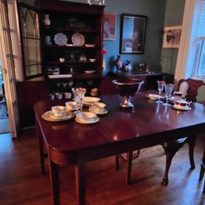 Sale Photo Thumbnail #15: Beautiful expandable dining room table