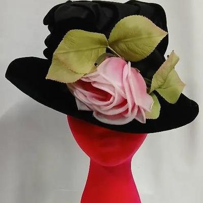 Vintage Cloch Hat in Velvet/Satin 