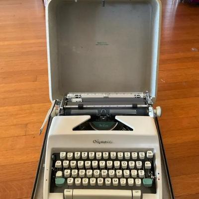 Vintage 1967 Olympia Deluxe Sm8 Typewriter With Case