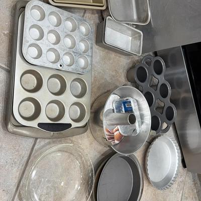 16 Pieces Of Bakeware