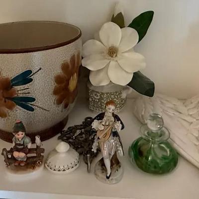 Assorted Decorative Collectibles Lot Including Hummel Figurine, Bavaria Porcelain, Art Glass & Décor