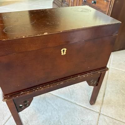 Wooden Lift-Top Sewing Storage Bench with Cabriole Legs