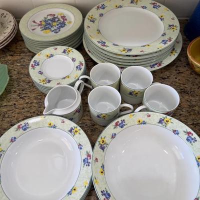 Nikko Pansies “Patra” Fine China Dinnerware Set