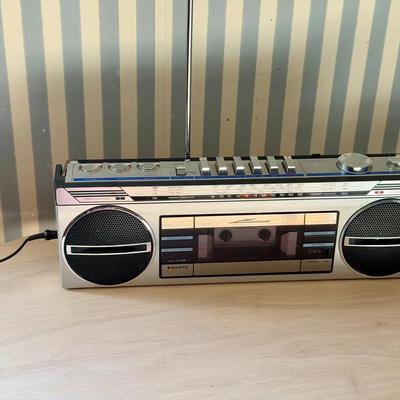 1980s vintage Sanyo M7100K AM/FM/SW radio cassette recorder boombox