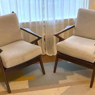 Pair of wood z" lounge chairs