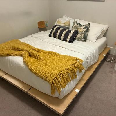 Platform bed mattress & linens