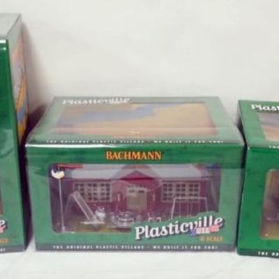 Sale Photo Thumbnail #181: 1182	O GAUGE TRAIN BUILDINGS, PLASTICVILLE/BACHMANN, CHURCH, SCHOOL AND FARMERS MARKET
