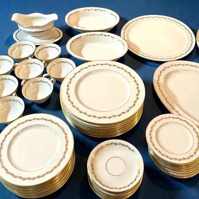 Lenox golden wreath pattern dinnerware
