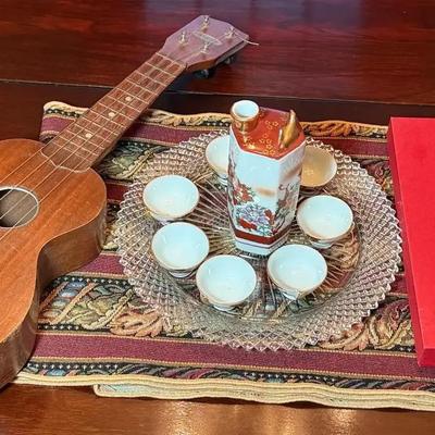 Harmony ukulele chopsticks & sake cups