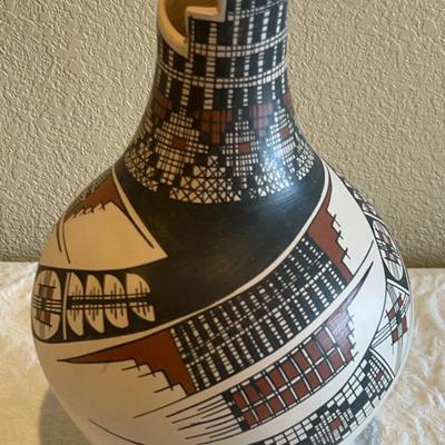Mata Ortiz Southwestern Pottery Vase signed by Efren Quesada