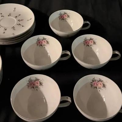 Vintage Floral Porcelain Tea Set – Teapot, 5 Plates, 6 Saucers, 5 Teacups