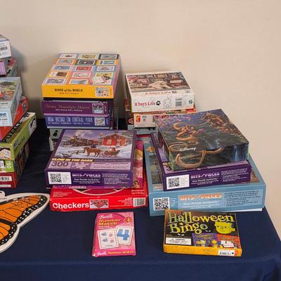 Sale Photo Thumbnail #38: Puzzles and games