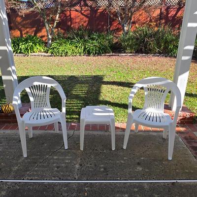 Sale Photo Thumbnail #25: Outdoor chairs and table
