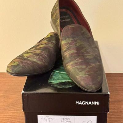 Magnanni for Neiman Marcus Camouflage Loafers Size 10

Pair of Magnanni for Neiman Marcus men's loafers featuring a green and brown...