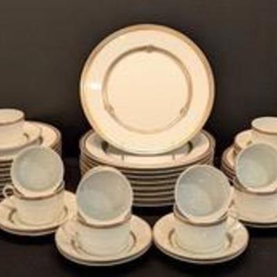 Christofle Ruban Porcelain Dinnerware Set, 40 Pieces, Gold Trim

Elegant Christofle Ruban porcelain dinnerware collection with a refined...