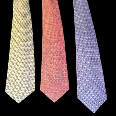 Set of 3 Vineyard Vines Neck Ties with Nautical and Palm Tree Patterns

This set includes three Vineyard Vines neck ties, each featuring...