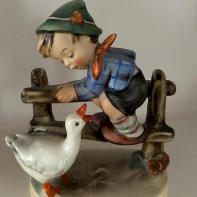 Sale Photo Thumbnail #224: Hummel barnyard hero