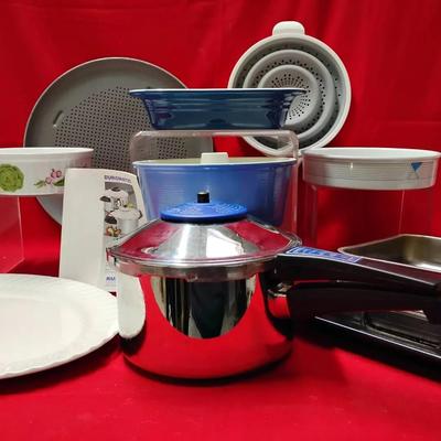 Mixed Designer Kitchenware Lot: Le Creuset, Kuhn Rikon, Studio Nova & More