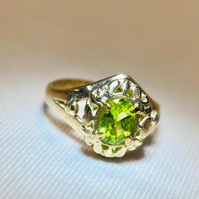 14K Gold Peridot Art Deco Ring Size 6.5 (4.7g)