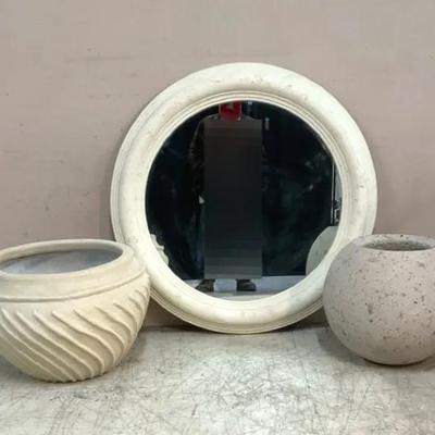 Distressed White Round Mirror W/ Planters
