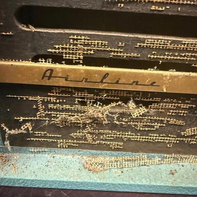 559: Vintage Airline Portable Record Player – Turquoise Case (Powers On Briefly)