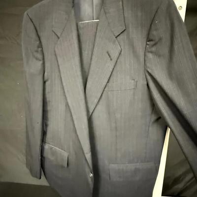 512: Tom James Custom Gray Pinstripe Suit – Jacket & Pants – Approx. 40–42R