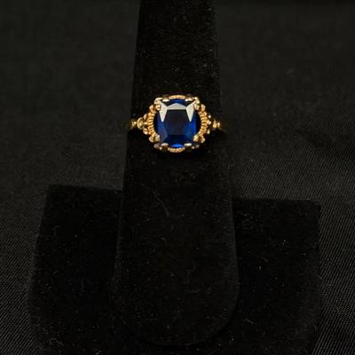 422: 10K Yellow Gold Blue Spinel Ring – Ornate Setting – 0.06 ozt
