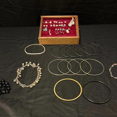 400: Large Costume Jewelry Lot – Bangles, Bracelets, Stud Earrings & Beaded Pieces