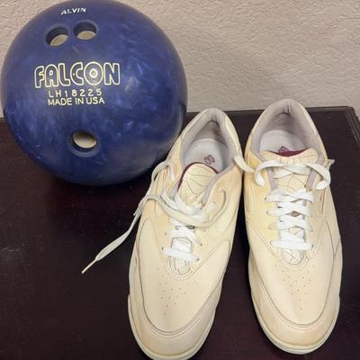 563: Men’s 18lb Bowling Ball, bag, and 9.5 Shoes