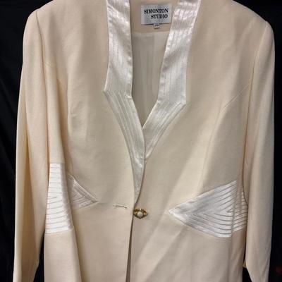510: Women’s Simonton Studio Cream Jacket – Size 20 (Fits Large) – Satin Trim Details