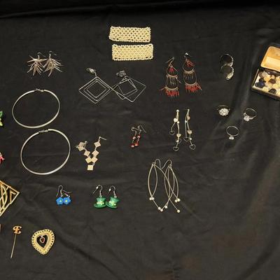 419:  Costume Jewelry Lot – Earrings, Rings, Brooches & Accessories