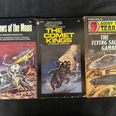 551: Vintage 1950s–60s Sci-Fi Paperbacks” (8–12 books