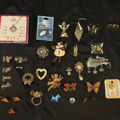 428: Vintage & Modern Costume Jewelry Lot – Brooches, Pins, Charms & Necklace