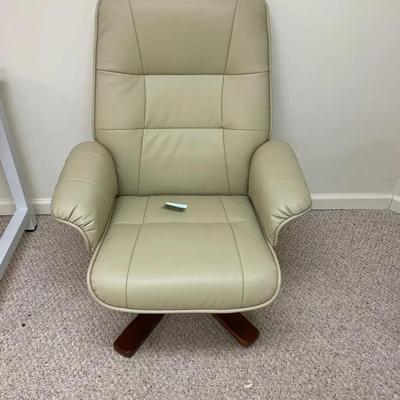 Contemporary Swivel Lounge Chair