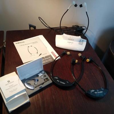 Lot with tv headsets and hearing amplifier 