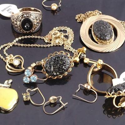 Vintage Gold Tone Jewelry Lot w/ Black Stone Pendants, Rings & Earrings (39.3g)