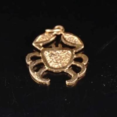 14K Yellow Gold Crab Zodiac Pendant – Cancer Symbol Charm (0.9g)