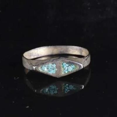 Vintage Sterling Silver Crushed Turquoise Inlay Ring, Chevron Design, Size 7.5 (1.7g)