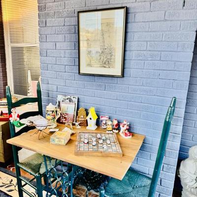 SINGER SEWING MACHINE BASE TABLE AND CHAIRS