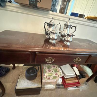 Sideboard table