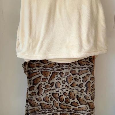 Bamboo Blanket Ladder with Three Large Plush Blankets