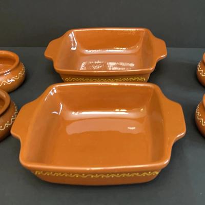 Sur la table Clay Serving Dishes