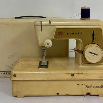 "Singer" Sewing Machine 