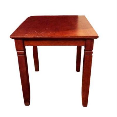 Lot 017  
Contemporary Colonial American Style End Table