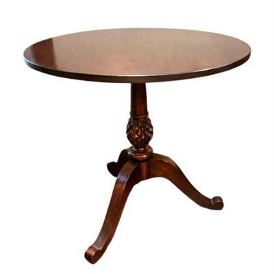Lot 038  
Ethan Allen British Classics Pineapple Pedestal Table
