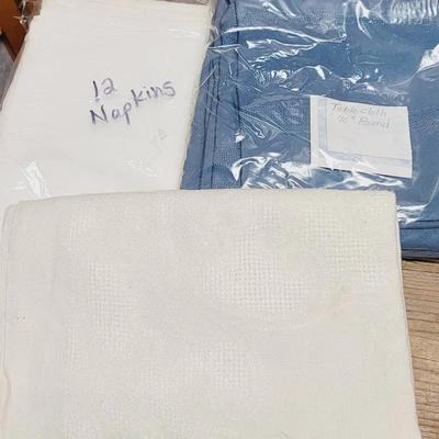 Tablecloths and Napkins Lot