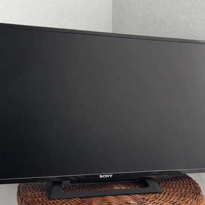 Sony Bravia 32-inch LCD TV, model KJ-32W500C